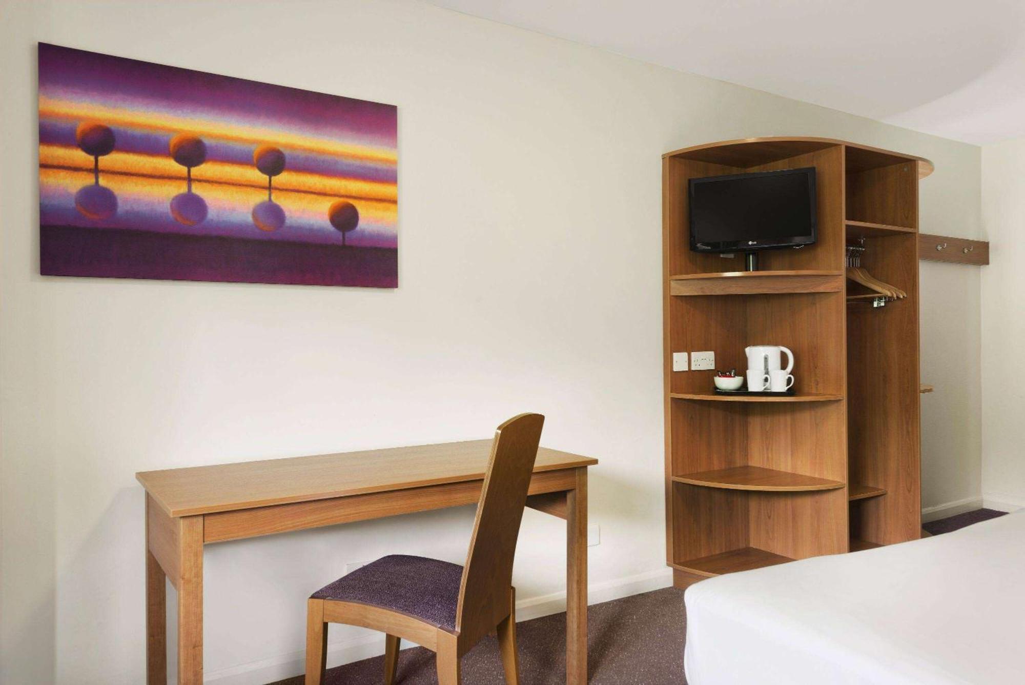 Days Inn Kendal - Killington Lake Exterior photo